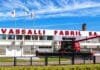Vassalli reactiva su fábrica de Firmat y prepara una nueva generación de cosechadoras para 2027 Planta de Vassalli Fabril en Firmat, Santa Fe, con una cosechadora exhibida frente al edificio industrial.