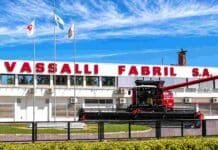 Vassalli reactiva su fábrica de Firmat y prepara una nueva generación de cosechadoras para 2027 Planta de Vassalli Fabril en Firmat, Santa Fe, con una cosechadora exhibida frente al edificio industrial.