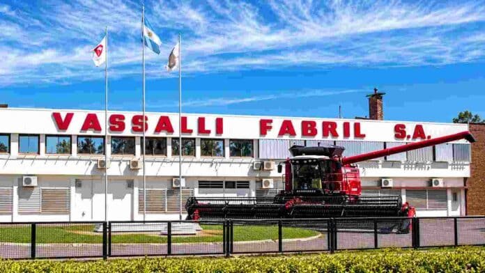 fabrica-vassalli-firmat-cosechadora-ruralnet Planta de Vassalli Fabril en Firmat, Santa Fe, con una cosechadora exhibida frente al edificio industrial.