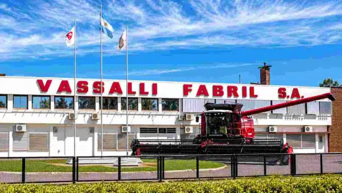 Planta de Vassalli Fabril en Firmat, Santa Fe, con una cosechadora exhibida frente al edificio industrial.