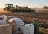 El campo financió el 70% de la campaña 2025/26 con fondos de terceros Sembradora y pulverizadora trabajando en un lote junto a insumos agrícolas, en una imagen que representa la inversión y el financiamiento necesarios para poner en marcha una campaña agrícola.