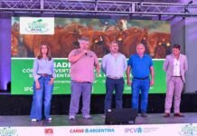 Del maíz a la carne y del corral al suelo: el modelo que integra agricultura y ganadería en Córdoba Referentes del IPCVA, INTA y entidades agropecuarias durante una Jornada a Campo realizada en el establecimiento Don Celeste, en Córdoba.