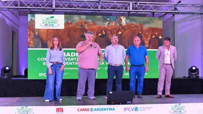 Referentes del IPCVA, INTA y entidades agropecuarias durante una Jornada a Campo realizada en el establecimiento Don Celeste, en Córdoba.
