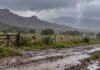 Alerta por lluvias persistentes en Córdoba, La Rioja y San Luis: dónde podrían superar los 40 mm Lluvias intensas sobre un paisaje rural serrano, con camino de tierra inundado, charcos y un relámpago bajo nubes de tormenta.