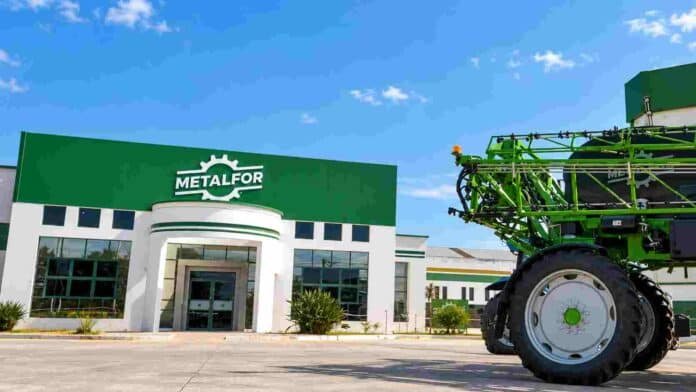 metalfor-planta-maquinaria-agricola-ruralnet Planta de Metalfor con maquinaria agrícola en el exterior, imagen ilustrativa de la fabricante argentina de equipos para el agro.