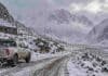Prevén hasta 30 centímetros de nieve en tres provincias: las zonas cordilleranas bajo alerta Camioneta detenida sobre un camino nevado en la cordillera, durante una nevada intensa en una zona de montaña de Catamarca, La Rioja y San Juan