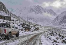 Prevén hasta 30 centímetros de nieve en tres provincias: las zonas cordilleranas bajo alerta Camioneta detenida sobre un camino nevado en la cordillera, durante una nevada intensa en una zona de montaña de Catamarca, La Rioja y San Juan