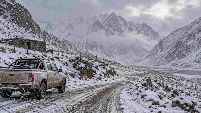 nevadas-cordillera-tres-provincias-ruralnet Camioneta detenida sobre un camino nevado en la cordillera, durante una nevada intensa en una zona de montaña de Catamarca, La Rioja y San Juan
