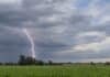 Pronóstico del 24 al 26 de octubre: las tormentas pierden fuerza desde el domingo Tormenta eléctrica con un relámpago ramificado sobre un campo agrícola, durante una jornada de cielo nublado y lluvias en Argentina.