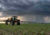 Pronóstico del 9 al 11 de octubre: tormentas fuertes en el NEA y lluvias en la región pampeana Pulverizadora autopropulsada detenida en un campo agrícola de la región pampeana, bajo un cielo de tormenta con lluvias intensas en el horizonte.
