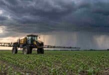 Pronóstico del 9 al 11 de octubre: tormentas fuertes en el NEA y lluvias en la región pampeana Pulverizadora autopropulsada detenida en un campo agrícola de la región pampeana, bajo un cielo de tormenta con lluvias intensas en el horizonte.