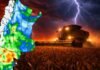 Pronóstico de lluvias hasta el 26 de octubre: dónde se esperan los mayores acumulados Mapa de pronóstico de lluvias en Argentina junto a una cosechadora trabajando en un campo agrícola bajo un cielo de tormenta con relámpagos