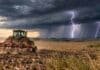 Pronóstico del 21 al 23 de octubre: tormentas en el NEA, San Luis y La Pampa Tractor agrícola trabajando el suelo con un cincel bajo un frente de tormenta, con dos relámpagos, nubosidad intensa y lluvias en el horizonte rural argentino.