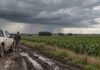 Pronóstico para jueves, viernes y sábado: el norte concentra las tormentas fuertes y el centro sigue inestable Productor junto a una camioneta sobre un camino rural embarrado, mientras una tormenta avanza sobre un lote agrícola en Argentina.