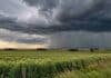 Pronóstico del 31 de octubre al 2 de noviembre: tormentas fuertes en el centro y hasta 37 °C en el norte Tormenta sobre campos agrícolas con nubarrones oscuros y cortinas de lluvia durante el pronóstico agropecuario del 31 de octubre al 2 de noviembre en Argentina.