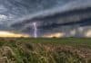 Pronóstico del 20 al 22 de octubre: dónde se esperan tormentas localmente fuertes Tormenta fuerte con relámpago y lluvias intensas sobre un campo argentino, imagen ilustrativa del pronóstico del 20 al 22 de octubre.