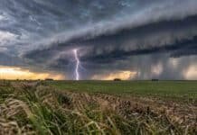 Pronóstico del 20 al 22 de octubre: dónde se esperan tormentas localmente fuertes Tormenta fuerte con relámpago y lluvias intensas sobre un campo argentino, imagen ilustrativa del pronóstico del 20 al 22 de octubre.