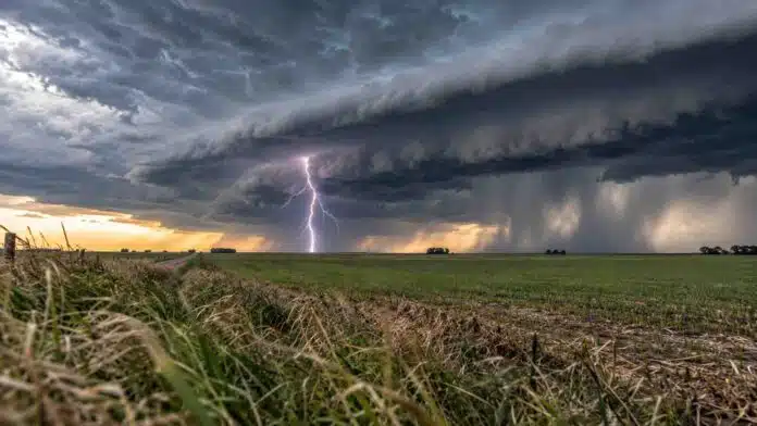 pronostico-tormentas-fuertes-20-22-octubre-2026-ruralnet Tormenta fuerte con relámpago y lluvias intensas sobre un campo argentino, imagen ilustrativa del pronóstico del 20 al 22 de octubre.
