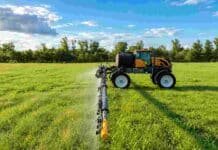 Pulverizadora Valtra Serie R, tecnología de aplicación inteligente para una pulverización más eficiente y precisa Pulverizadora autopropulsada Valtra Serie R trabajando en un lote con tecnología de aplicación y agricultura de precisión.
