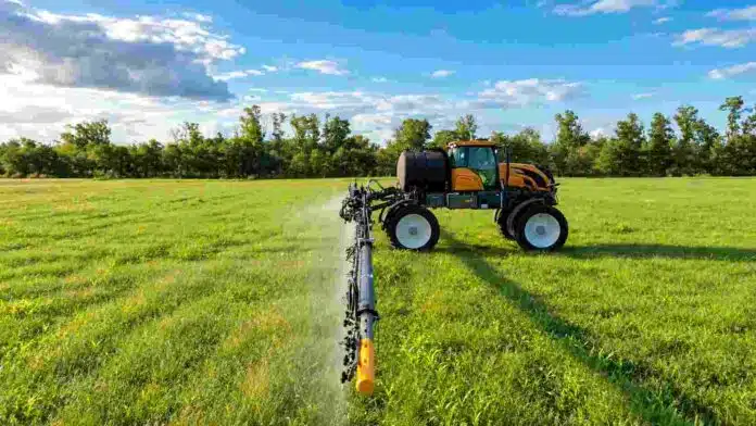 Pulverizadora autopropulsada Valtra Serie R trabajando en un lote con tecnología de aplicación y agricultura de precisión.