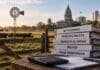 Reforma tributaria: la Rural de Rosario reclama un acuerdo entre Nación, provincias y municipios Carpetas con impuestos agropecuarios, retenciones, Ingresos Brutos y tasas municipales, junto a una calculadora y un campo ganadero argentino de fondo.