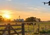 Delito rural en Entre Ríos: casi 100 productores reclaman drones, cámaras y respuestas judiciales Dron de vigilancia sobre un acceso rural con hacienda y establecimientos agropecuarios, en una imagen que representa el reclamo por mayor seguridad en zonas rurales de Entre Ríos.