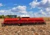 Las lluvias reactivaron la siembra de girasol y maíz temprano en Santa Fe Sembradora Sunflower de gran porte trabajando sobre rastrojos de maíz en un campo agrícola, bajo un cielo azul con grandes nubes blancas.