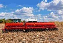 Las lluvias reactivaron la siembra de girasol y maíz temprano en Santa Fe Sembradora Sunflower de gran porte trabajando sobre rastrojos de maíz en un campo agrícola, bajo un cielo azul con grandes nubes blancas.
