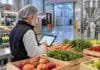 SENASA digitaliza la inscripción de empaques y frigoríficos frutihortícolas Operaria utilizando una tablet en un establecimiento de empaque y procesamiento de frutas y hortalizas, en una imagen ilustrativa del nuevo sistema digital de autogestión del SENASA.
