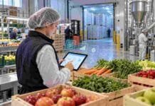 SENASA digitaliza la inscripción de empaques y frigoríficos frutihortícolas Operaria utilizando una tablet en un establecimiento de empaque y procesamiento de frutas y hortalizas, en una imagen ilustrativa del nuevo sistema digital de autogestión del SENASA.