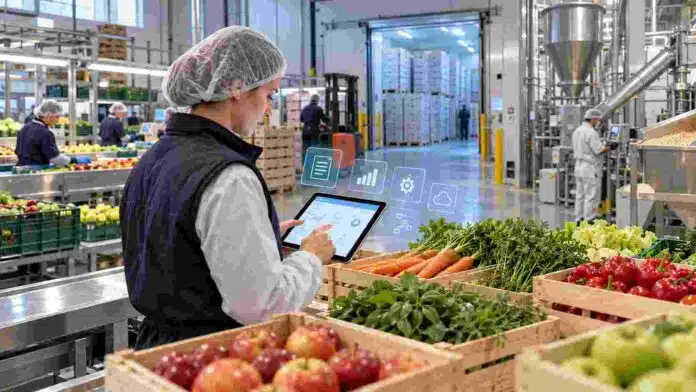 Operaria utilizando una tablet en un establecimiento de empaque y procesamiento de frutas y hortalizas, en una imagen ilustrativa del nuevo sistema digital de autogestión del SENASA.