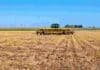 Maíz 2026/27: la siembra alcanza el 34,8% del área prevista Sembradora trabajando sobre un lote con rastrojo en un sistema de siembra directa, durante la implantación de un cultivo.