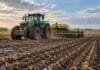 Girasol: la siembra alcanza el 36,1% del área proyectada Tractor con sembradora trabajando en un lote agrícola, en una jornada de siembra con suelo húmedo tras las lluvias.