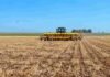 Maíz 2026/27: la siembra ya cubre el 29,9% del área Sembradora trabajando sobre un lote agrícola con rastrojo durante una jornada de implantación del cultivo.
