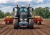 Sembraron maíz a más de 40 km/h y ocho semanas después midieron el resultado Tractor con sembradora de precisión trabajando en un lote de maíz, imagen ilustrativa de una prueba de siembra a alta velocidad.