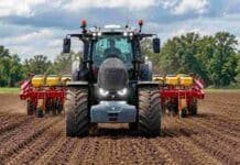 Sembraron maíz a más de 40 km/h y ocho semanas después midieron el resultado Tractor con sembradora de precisión trabajando en un lote de maíz, imagen ilustrativa de una prueba de siembra a alta velocidad.
