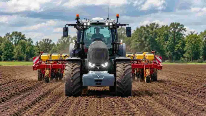 siembra-maiz-alta-velocidad-tractor-sembradora-ruralnet Tractor con sembradora de precisión trabajando en un lote de maíz, imagen ilustrativa de una prueba de siembra a alta velocidad.