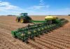 Girasol: la siembra alcanza el 50,3% del área prevista Tractor con sembradora trabajando sobre un lote agrícola durante la implantación de maíz.