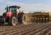 Girasol y maíz temprano: finalizó la siembra en Santa Fe Tractor Massey Ferguson sembrando maíz con una sembradora de granos gruesos Agrometal en un campo agrícola de Argentina, durante la campaña de siembra.