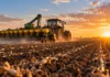 Maíz 2026/27: la siembra llegó al 47,3% y mantiene una fuerte ventaja interanual Tractor agrícola con sembradora de múltiples líneas realizando la siembra de maíz en un lote con rastrojos, durante el atardecer.
