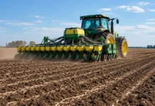 Soja 2026/27: comenzó la siembra y ya se implantó el 2,3% del área prevista Tractor agrícola con sembradora de granos trabajando en un lote durante la siembra de soja en Argentina, con suelo preparado y surcos de cultivo.