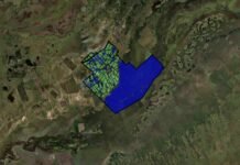 El Niño: un sistema calcula qué partes del campo podrían inundarse y cómo cambiaría la carga ganadera Imagen satelital de un campo ganadero en Corrientes con áreas marcadas en azul y verde que representan superficies potencialmente inundables y sectores disponibles según una simulación de escenarios hídricos.