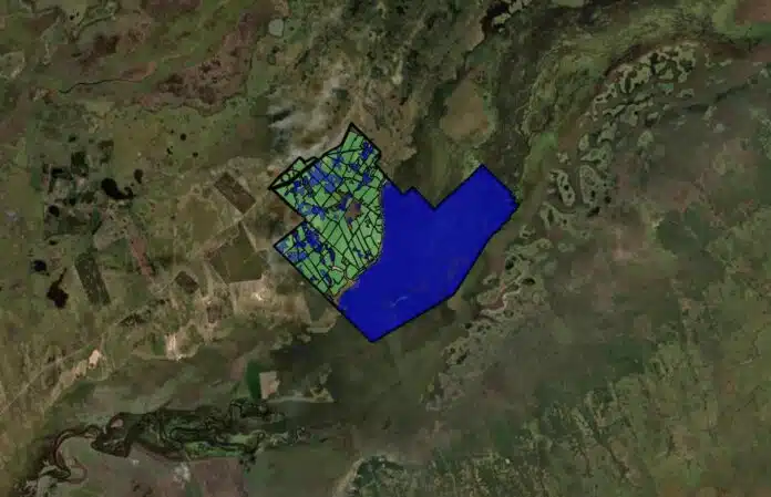 simulacion-inundaciones-campo-ganadero-corrientes-ruralnet Imagen satelital de un campo ganadero en Corrientes con áreas marcadas en azul y verde que representan superficies potencialmente inundables y sectores disponibles según una simulación de escenarios hídricos.