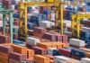 Las exportaciones agroindustriales a la UE crecieron 21% tras el acuerdo con Mercosur Terminal portuaria con contenedores y grúas de carga, en una imagen que representa el movimiento del comercio exterior y las exportaciones.