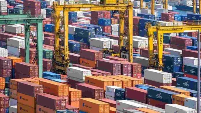 Terminal portuaria con contenedores y grúas de carga, en una imagen que representa el movimiento del comercio exterior y las exportaciones.