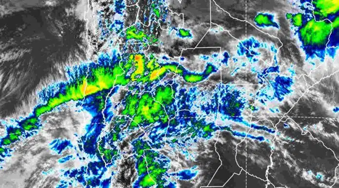 tormenta-satelital-argentina-ruralnet Imagen satelital muestra un sistema de tormentas sobre Argentina con núcleos de mayor intensidad en distintas regiones del país.