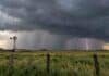 Tormentas, lluvias intensas y ráfagas de más de 100 km/h: las zonas bajo alerta este martes 13 Tormenta fuerte sobre un campo rural con cortina de lluvia, relámpagos y cielo oscuro cargado.