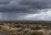 Tormentas con granizo y nevadas de hasta 30 cm amenazan a cuatro provincias Tormenta intensa sobre un paisaje rural de la Patagonia, con nubes oscuras, cortinas de lluvia y pastizales sacudidos por el viento.