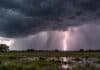 Tormentas, nevadas y vientos fuertes ponen bajo alerta a 11 provincias Tormenta fuerte con cielo oscuro, relámpago y lluvias intensas sobre campos anegados en un paisaje rural representativo de Chaco y Corrientes.