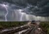 Pronóstico del 22 al 24 de octubre: tormentas fuertes en diez provincias Tormentas fuertes sobre campos agrícolas de Argentina, con relámpagos, lluvias intensas y una camioneta circulando por un camino rural embarrado.